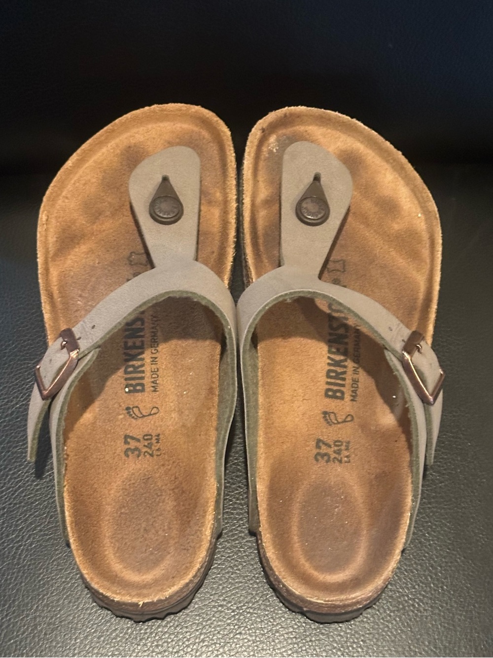 Birkenstock Gizeh sandals in no longer carried olive brown EUC